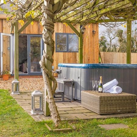 Wisteria View With Hottub & Cabin Sleeps 20 Chippenham  Kültér fotó