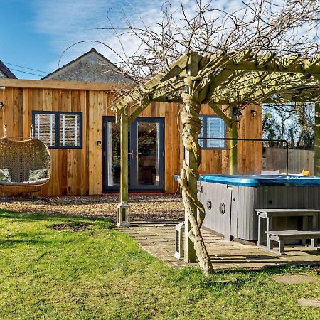 Wisteria View With Hottub & Cabin Sleeps 20 Chippenham  Kültér fotó