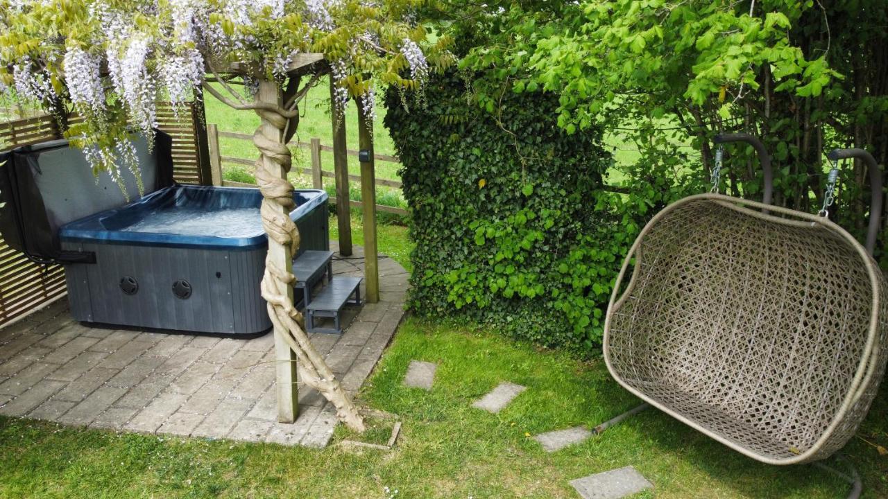 Wisteria View With Hottub & Cabin Sleeps 20 Chippenham  Kültér fotó