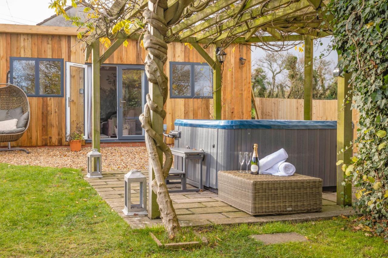 Wisteria View With Hottub & Cabin Sleeps 20 Chippenham  Kültér fotó