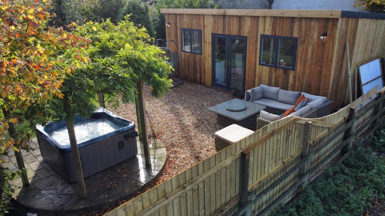 Wisteria View With Hottub & Cabin Sleeps 20 Chippenham  Kültér fotó