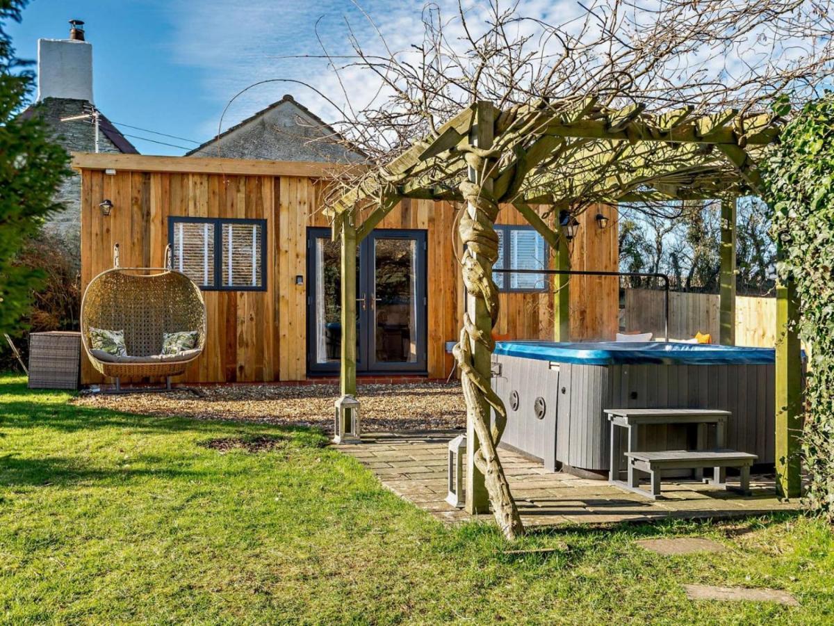 Wisteria View With Hottub & Cabin Sleeps 20 Chippenham  Kültér fotó