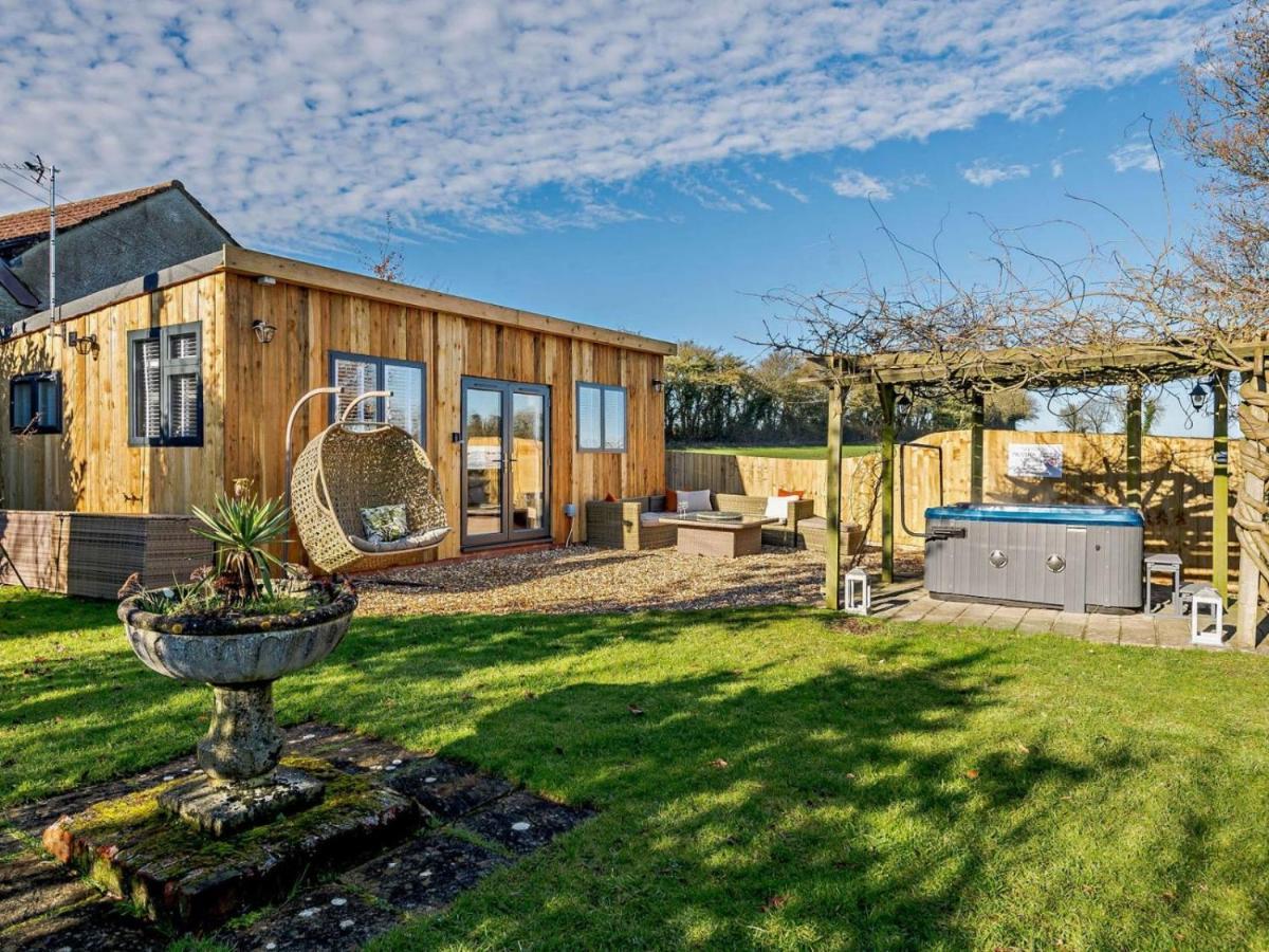 Wisteria View With Hottub & Cabin Sleeps 20 Chippenham  Kültér fotó